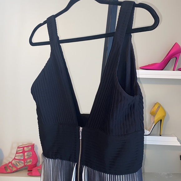 Nicholas Black Deep V Pleated Chiffon - Picture 9 of 9